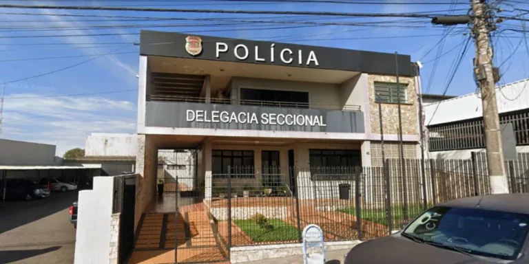 Viaturas da polícia em Assis investigando um acidente noturno