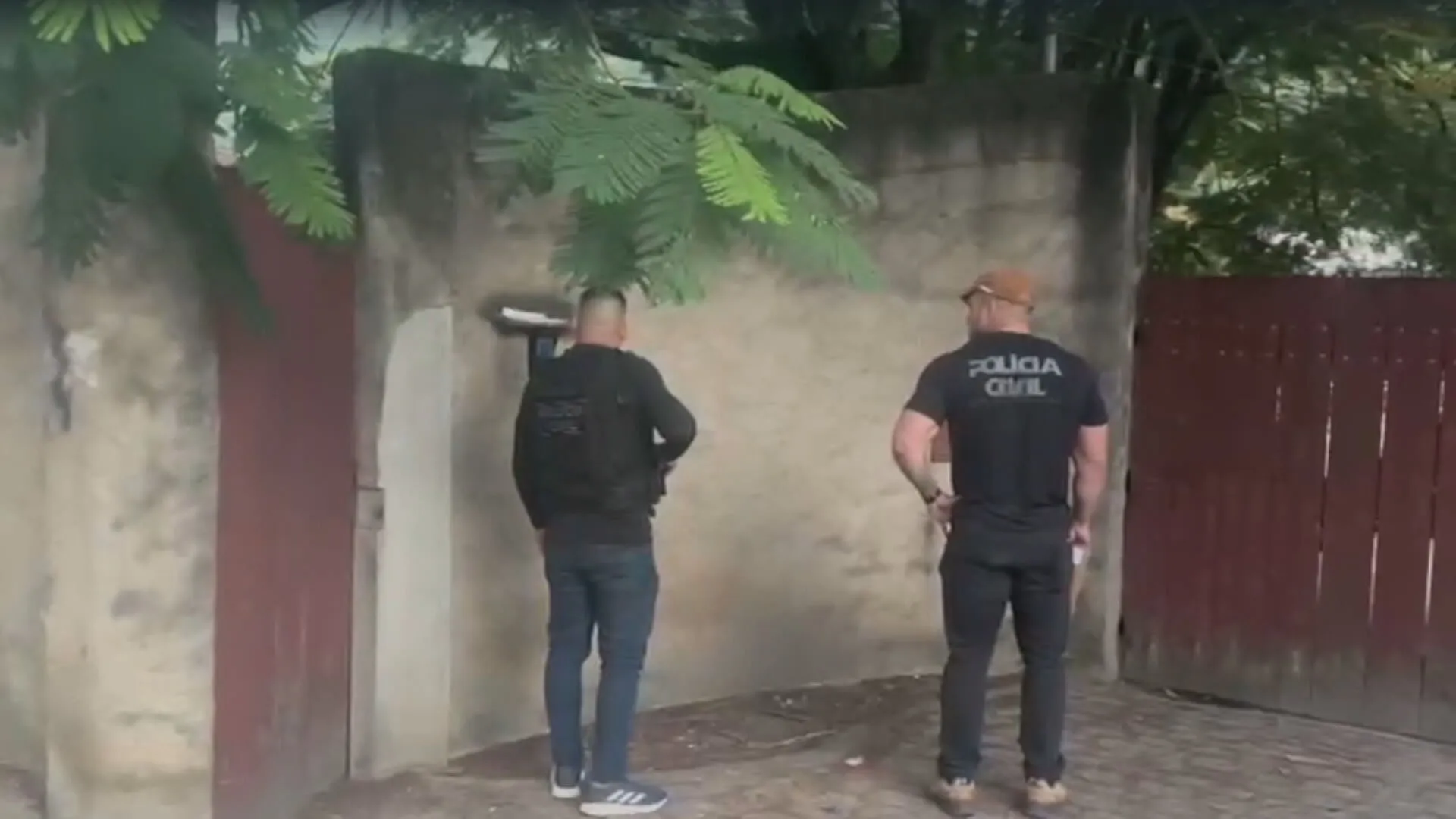 Polícia investiga fraude em financiamento de veículos, com agentes em ação.