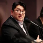 Bang Si-hyuk, fundador da Hybe, agência do BTS, enfrentando acusações de lucros ilegais e pedido de prisão.