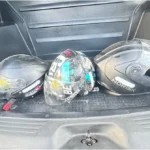 Policiais em operação apreendendo motos roubadas