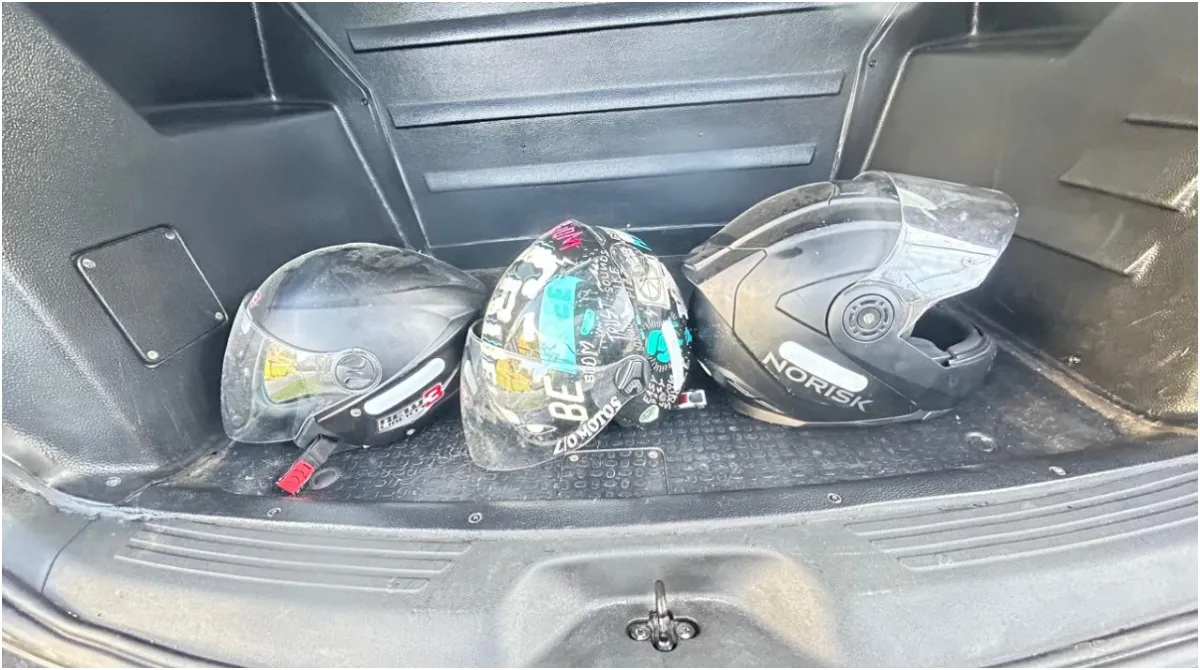 Policiais em operação apreendendo motos roubadas