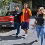 Distintivo e algemas simbolizando a prisão de um universitário por estupro.