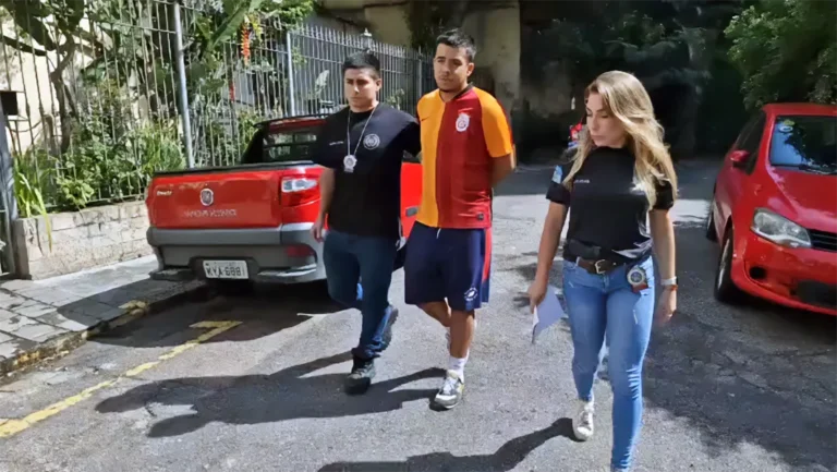 Distintivo e algemas simbolizando a prisão de um universitário por estupro.