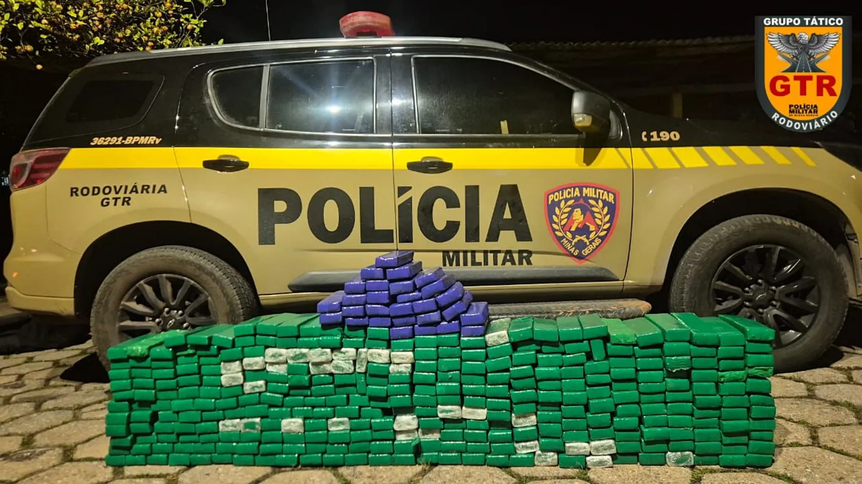 Maconha apreendida em Passos, MG-050, Polícia Rodoviária, tráfico de drogas, carro roubado