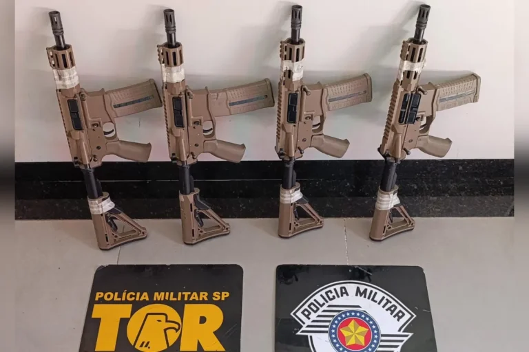 Fuzis 5.56 escondidos na estrutura de um carro durante apreensão policial em Dracena, SP