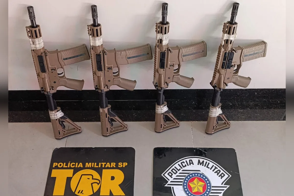 Fuzis 5.56 escondidos na estrutura de um carro durante apreensão policial em Dracena, SP