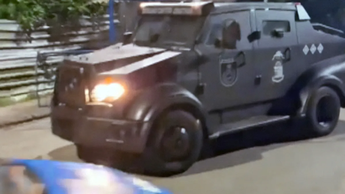 Policiais em patrulha na Zona Sudoeste do Rio durante operação de segurança.