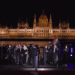 Zsolt Hegedus dançando, político húngaro celebrando eleições, vitória Tisza Hungria, derrota Orbán