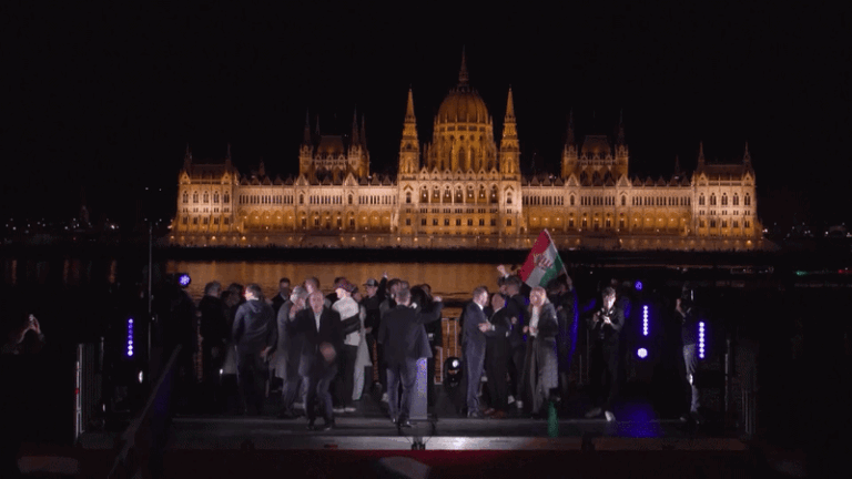 Zsolt Hegedus dançando, político húngaro celebrando eleições, vitória Tisza Hungria, derrota Orbán