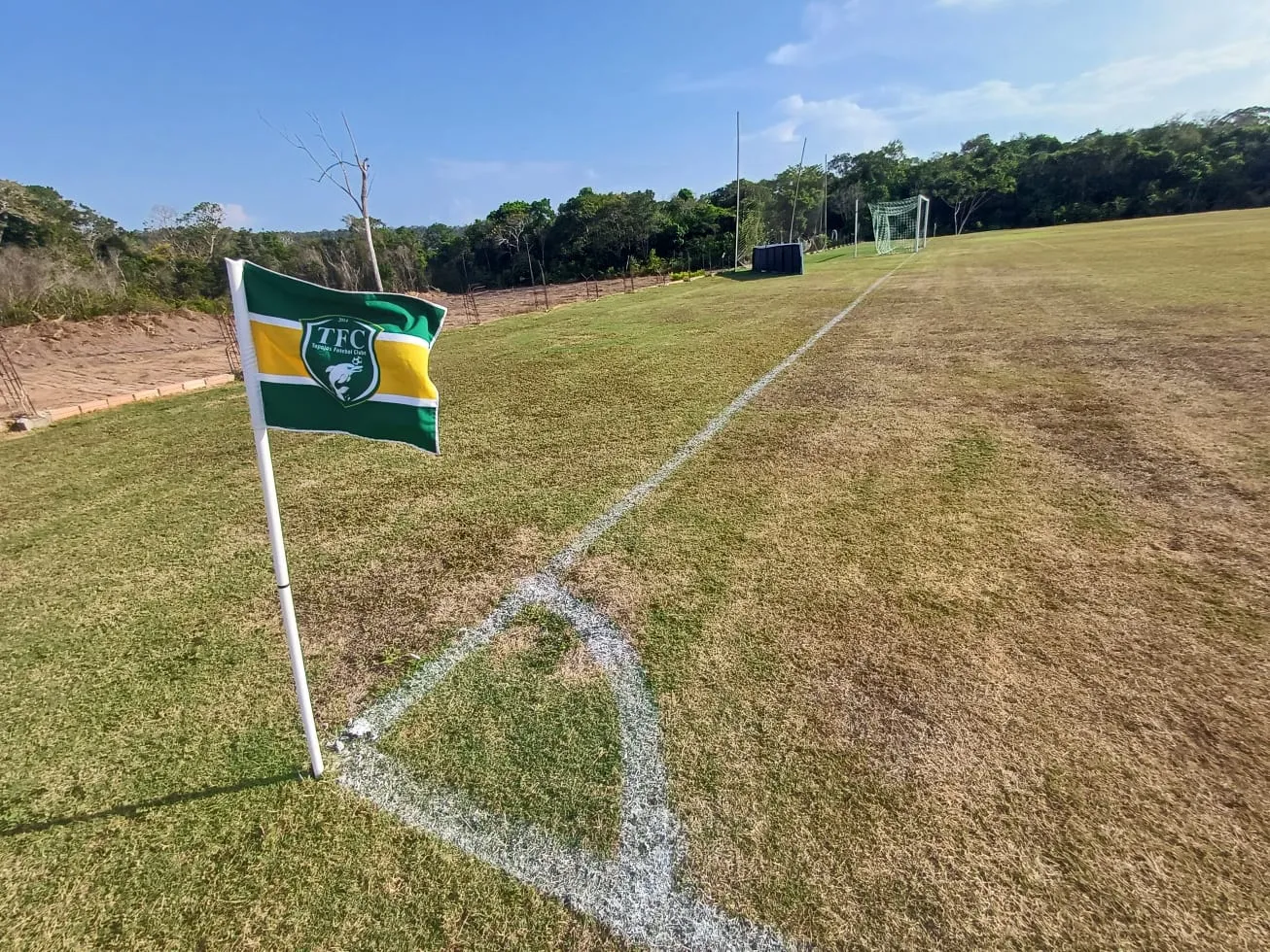Quatro equipes de futebol em campo, aguardando o início das semifinais do festival Polo Oeste no Pará, com o CT Boto da Amazônia ao fundo.