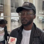 Grupo de haitianos desembarcando em Viracopos com suas bagagens