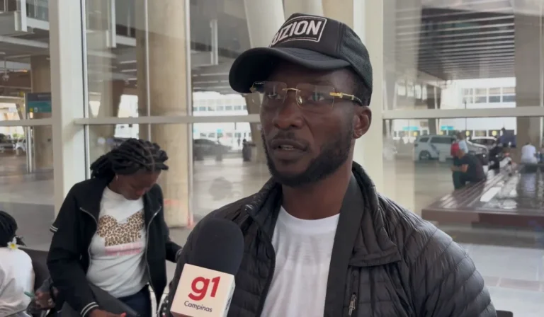 Grupo de haitianos desembarcando em Viracopos com suas bagagens