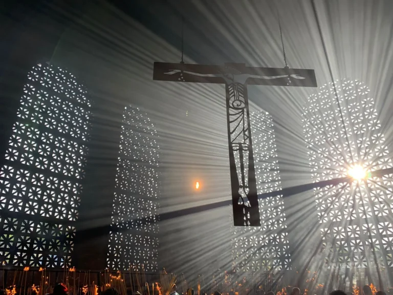 Altar sem decorações na Sexta-feira Santa