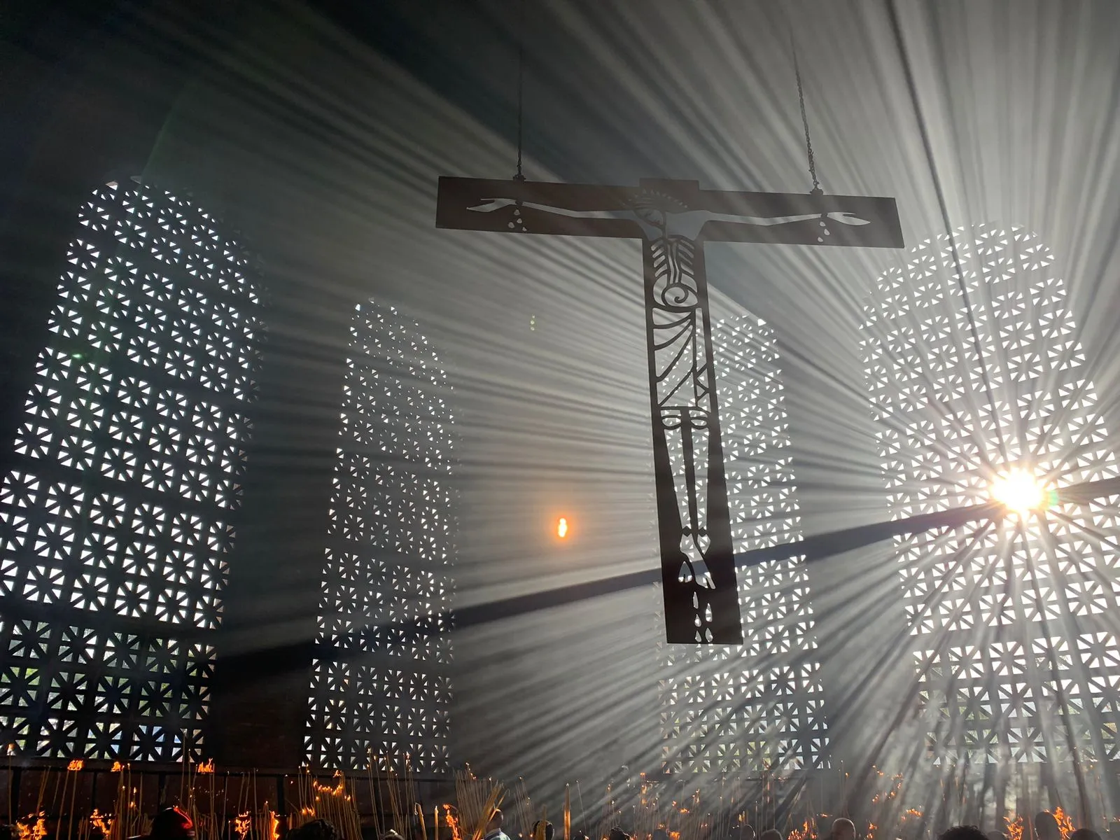 Altar sem decorações na Sexta-feira Santa