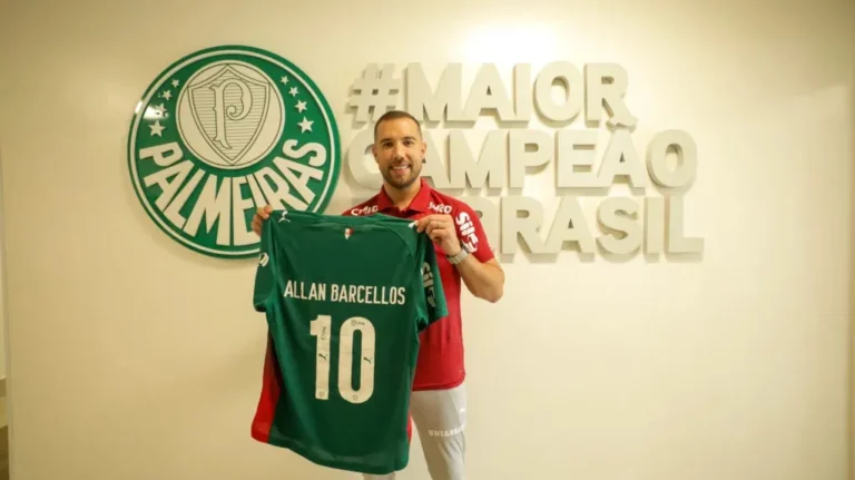Allan Barcellos, treinador sub-20 Palmeiras, campo de treino, jovens jogadores, futebol de base.