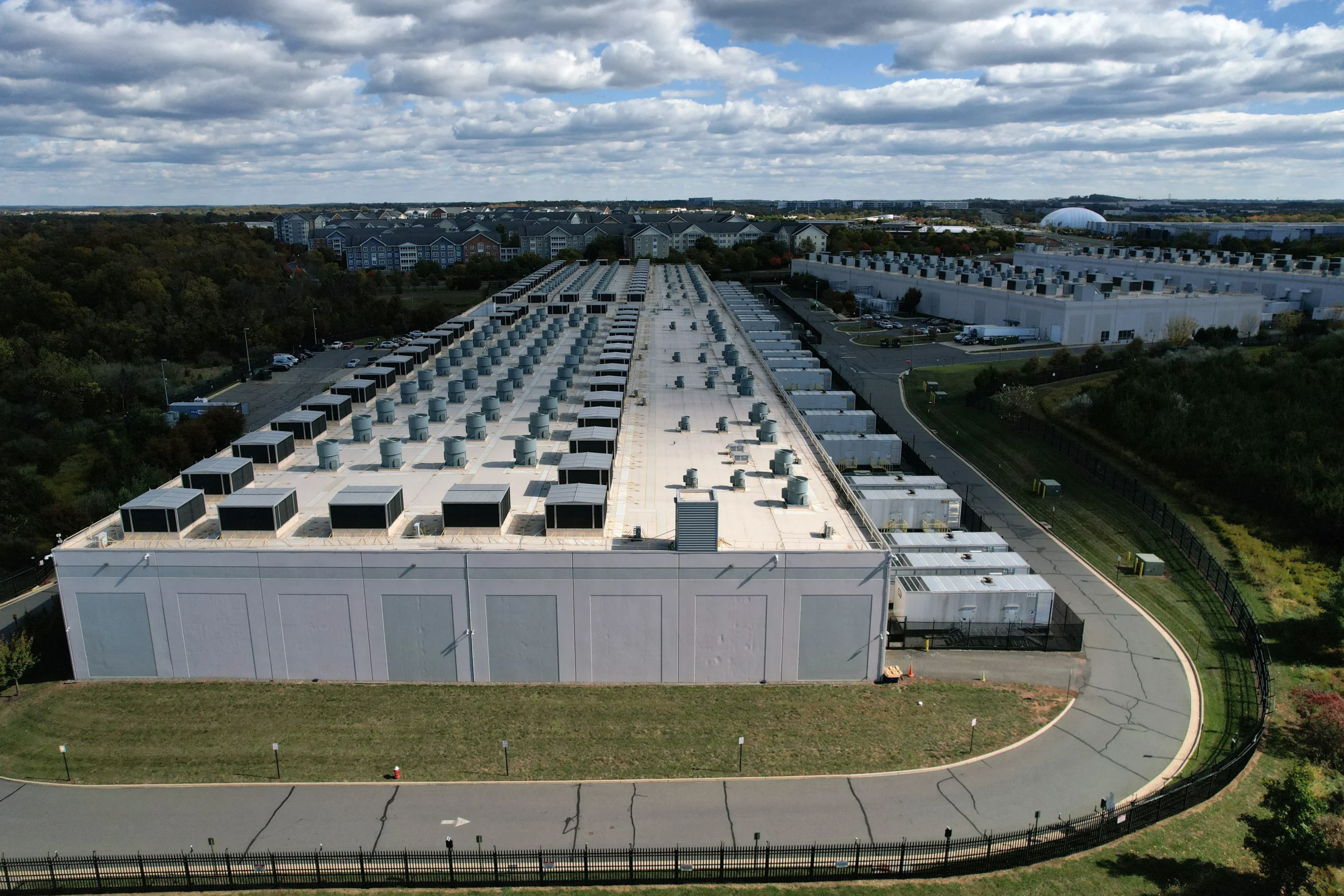 Data center gigante, consumo de energia, infraestrutura tecnológica, sustentabilidade, paisagem americana