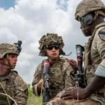 Homem jovem diante de tela digital sobre alistamento militar automático nos EUA