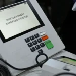 Imagem do STF e mapa do Rio de Janeiro, representando a decisão judicial sobre a eleição para governador.