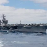 Porta-aviões USS Nimitz em alto mar com aeronaves de combate