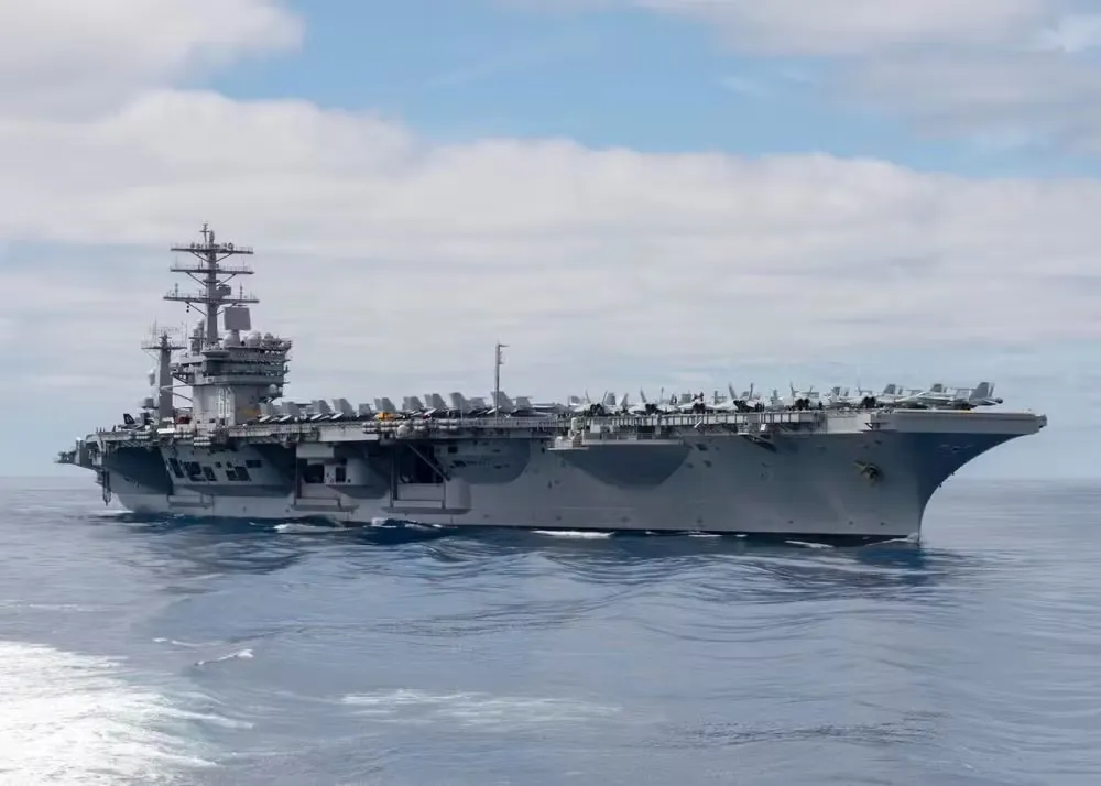 Porta-aviões USS Nimitz em alto mar com aeronaves de combate