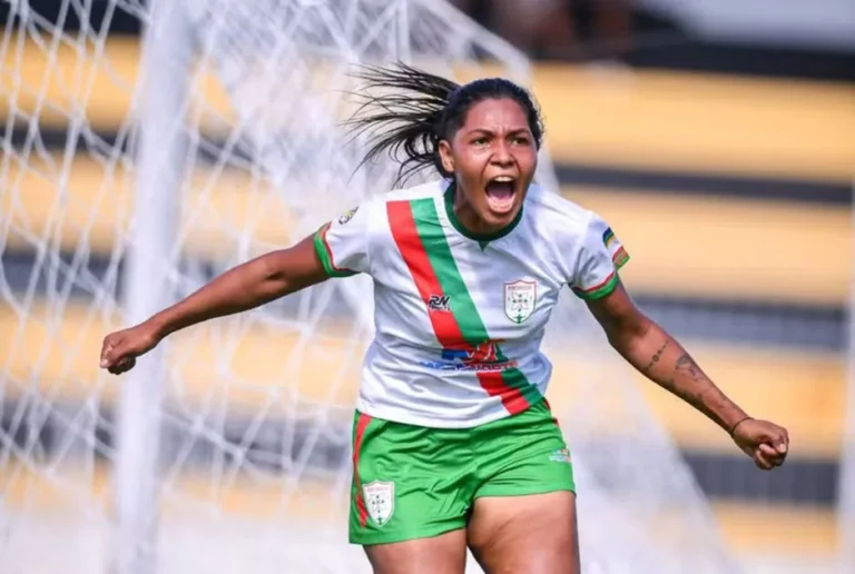 Jogadoras da Portuguesa do Amapá em comemoração após gol decisivo em partida do Campeonato Brasileiro Feminino Série A3.