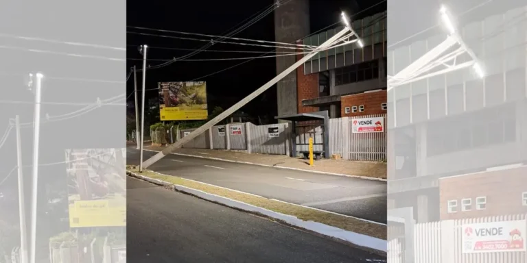 Poste de iluminação caído na Avenida Tiradentes, Marília