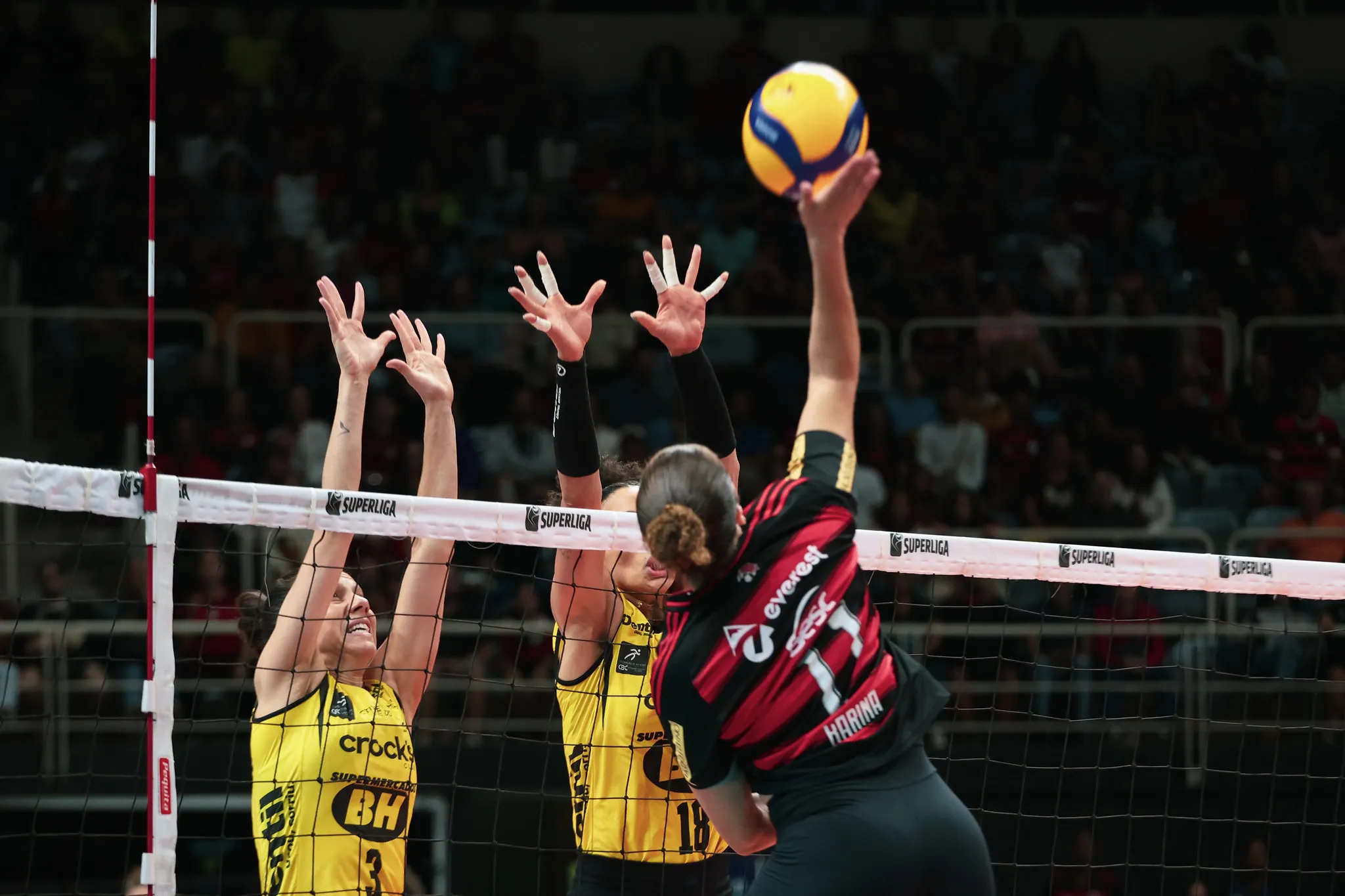 Partida de vôlei feminino entre Praia Clube e Sesc-Flamengo na Superliga