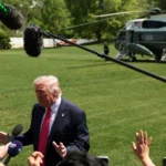 Mão assinando documento de acordo nuclear entre EUA e Irã