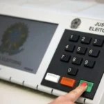 Título de eleitor e calendário com data limite de 6 de maio