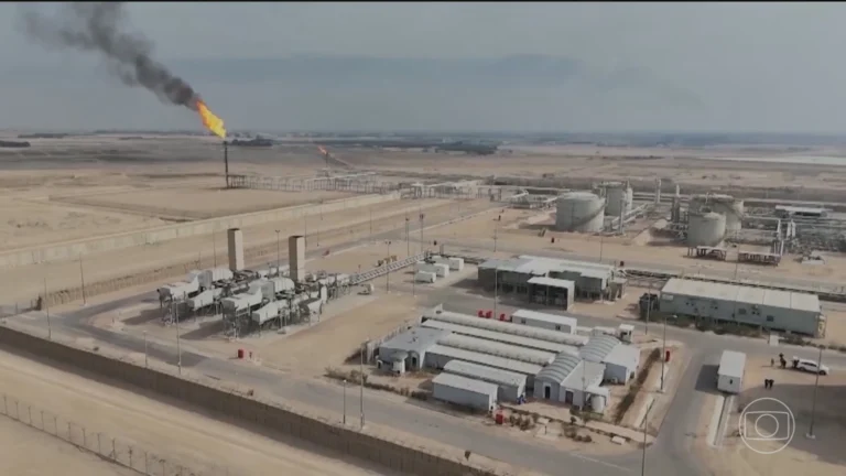 Petroleiros no Estreito de Ormuz, rota crucial para o transporte de petróleo global, em meio a tensões geopolíticas.