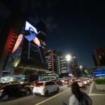 Homenagem luminosa a Oscar Schmidt no prédio da Fiesp na Avenida Paulista