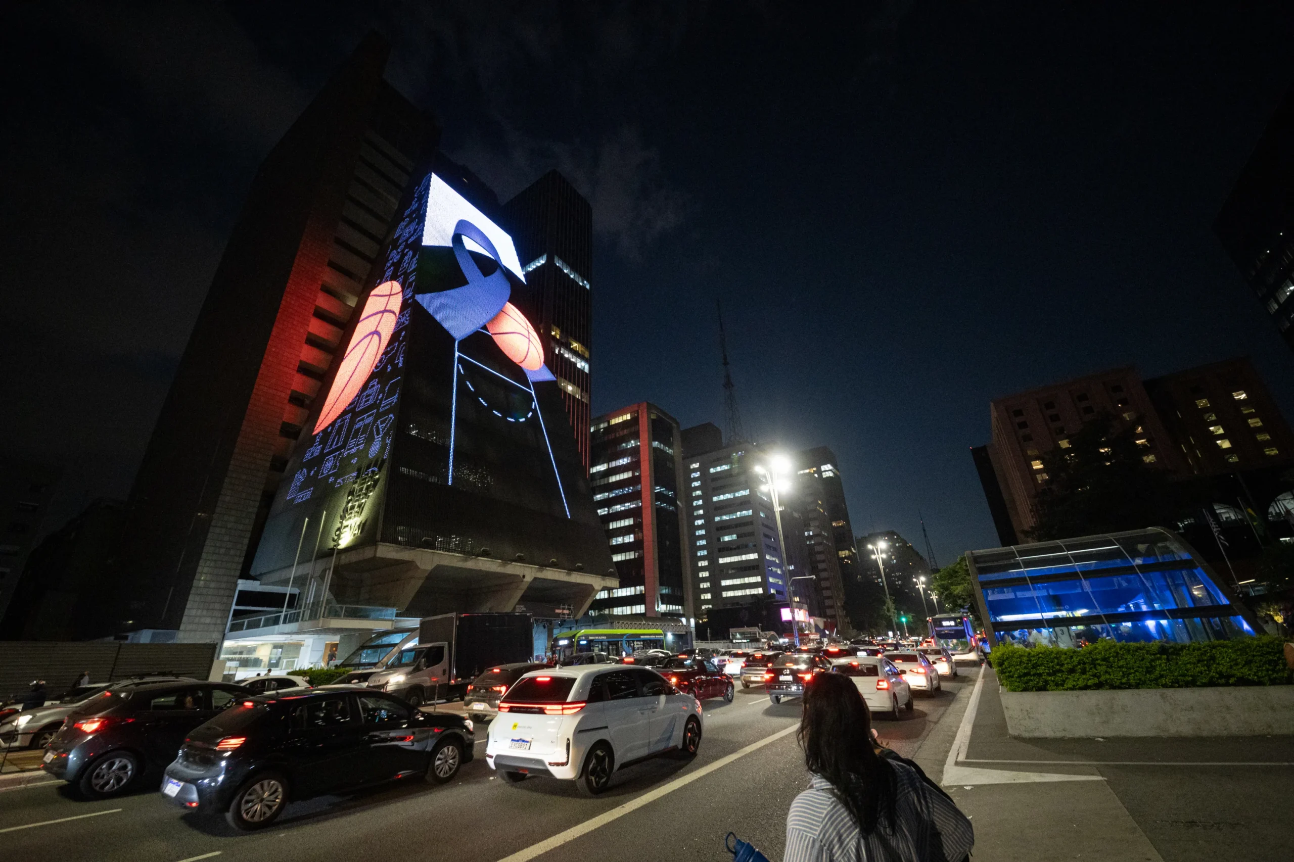 Homenagem luminosa a Oscar Schmidt no prédio da Fiesp na Avenida Paulista
