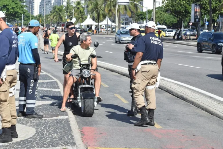 Agentes da prefeitura abordando usuários de ciclomotores e bicicletas elétricas em ciclovia do Rio de Janeiro.