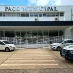 Edifício da Prefeitura de Itapeva, fachada principal com pessoas entrando, simbolizando o concurso público.