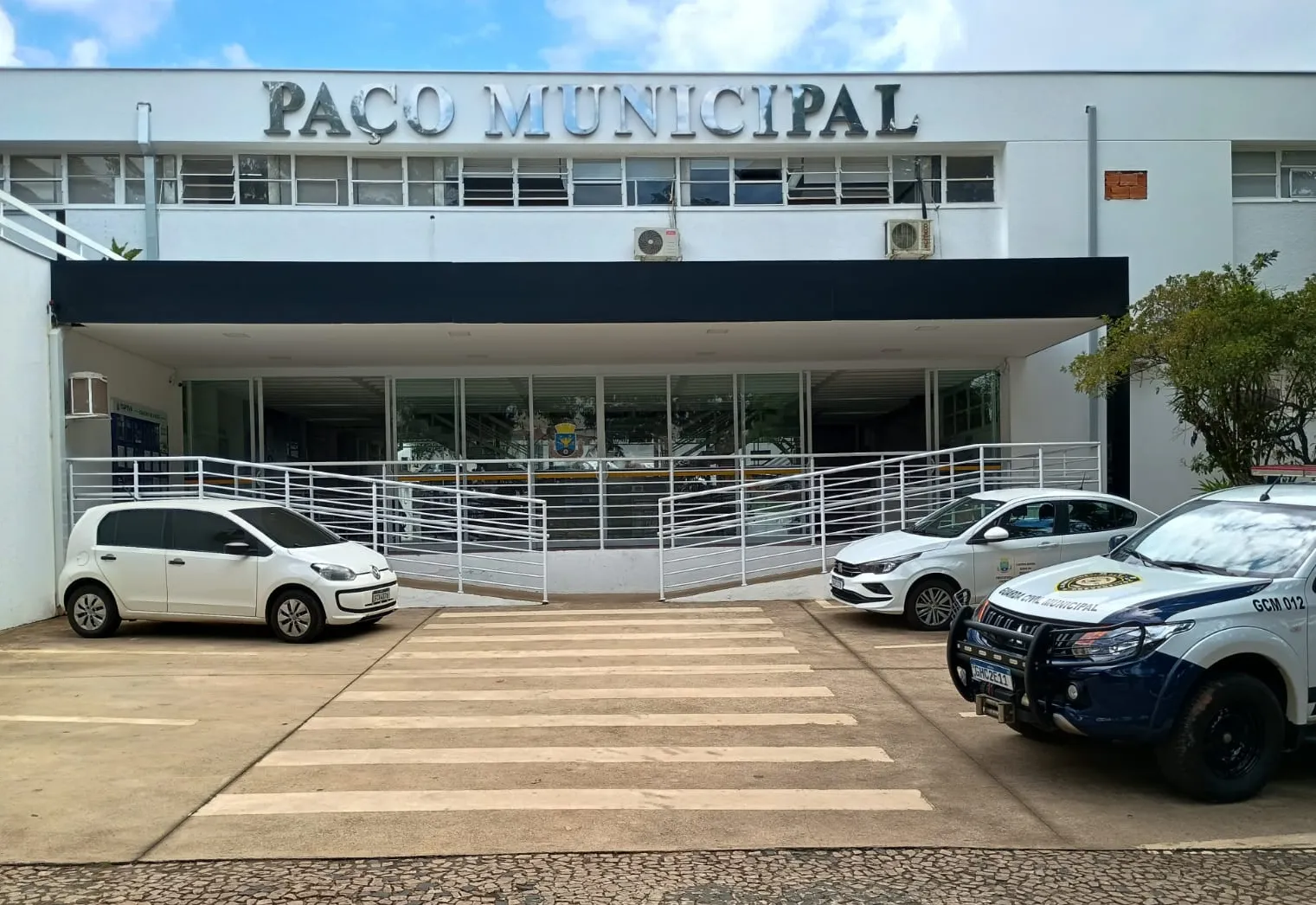 Edifício da Prefeitura de Itapeva, fachada principal com pessoas entrando, simbolizando o concurso público.
