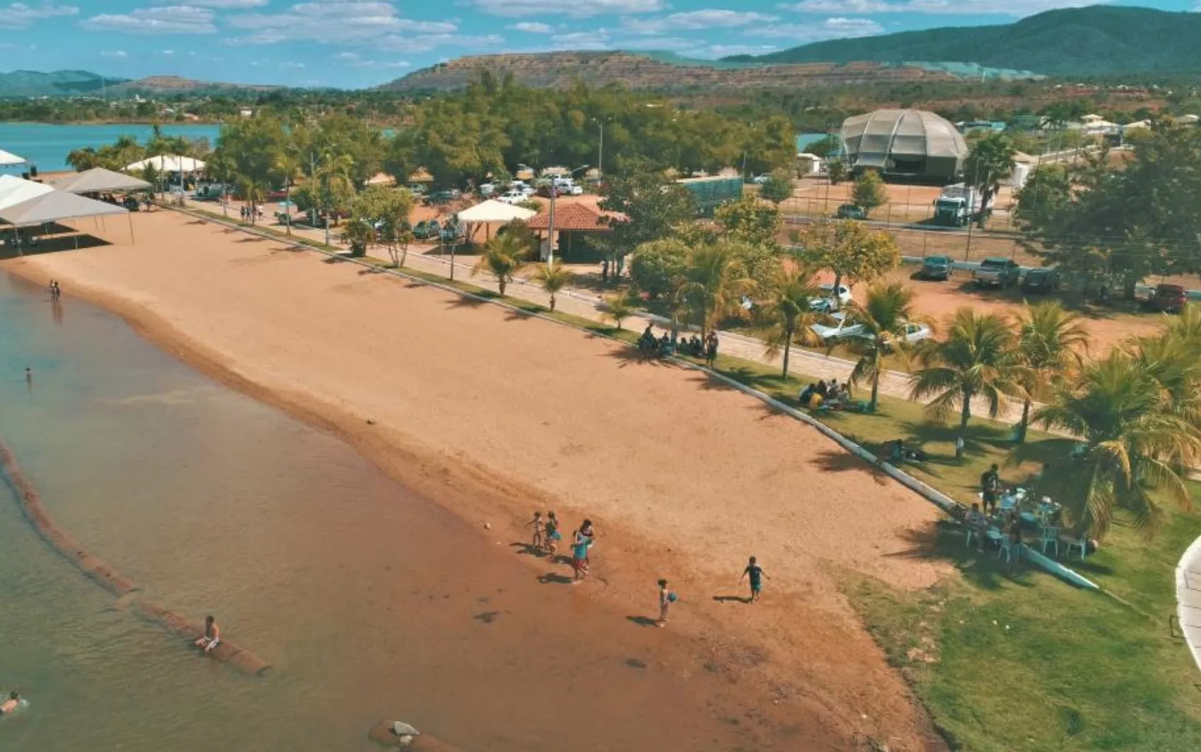 Pessoas estudando para concurso público Minaçu