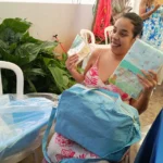 Gestante recebendo kit natalidade da Prefeitura de Montes Claros