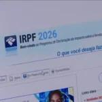 Pessoa conferindo declaração de Imposto de Renda pré-preenchida com documentos em Petrópolis.