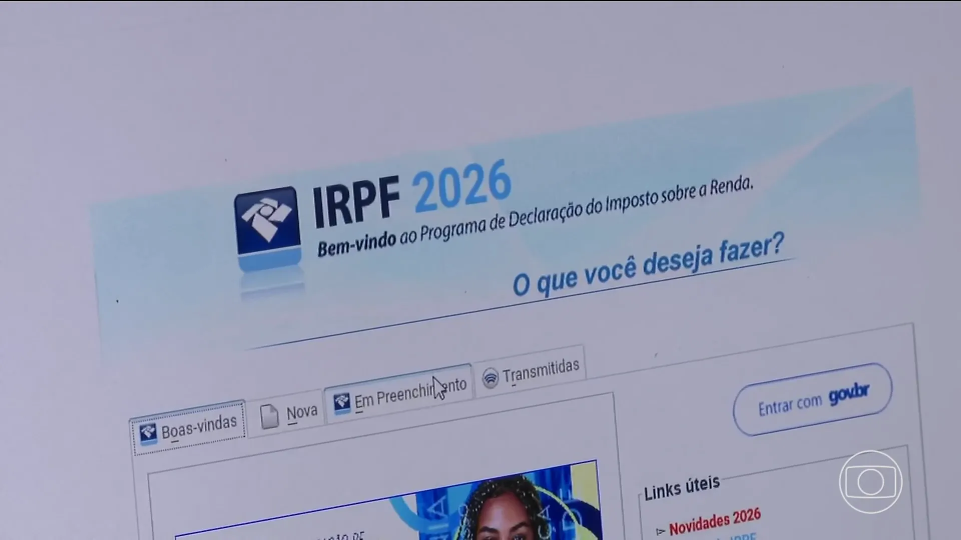 Pessoa conferindo declaração de Imposto de Renda pré-preenchida com documentos em Petrópolis.