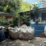 Catador da Coopamare trabalhando na triagem de recicláveis em SP