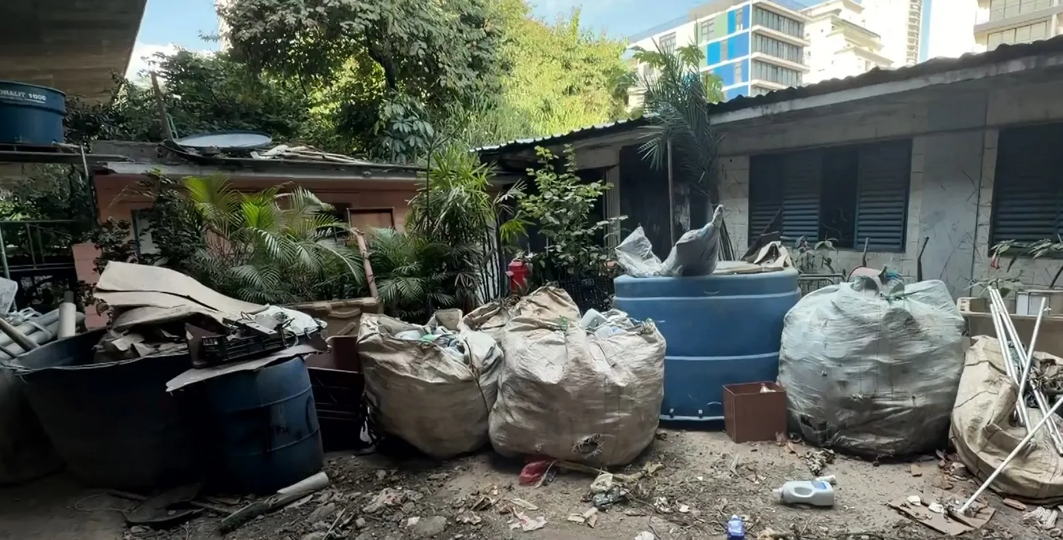 Catador da Coopamare trabalhando na triagem de recicláveis em SP