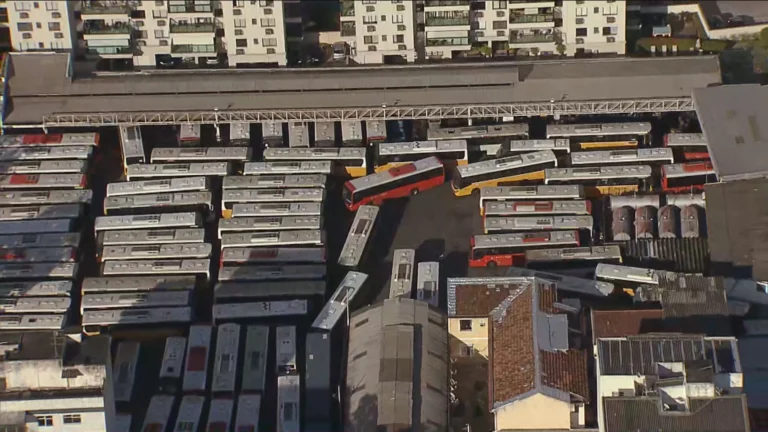 Garagem de ônibus desapropriada no Rio de Janeiro para construção de novas instalações de transporte público.