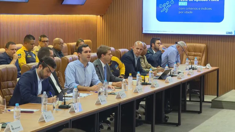 Guardas da Força Municipal Rio patrulhando em área movimentada da cidade