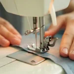 Pessoas aprendendo costura industrial em Feira de Santana com apoio do Senai