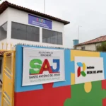 Alunos com necessidades especiais em atividades de aprendizado no CAEE de Santo Antônio de Jesus