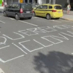 Ciclovia moderna na Tijuca com ciclistas e prédios da cidade