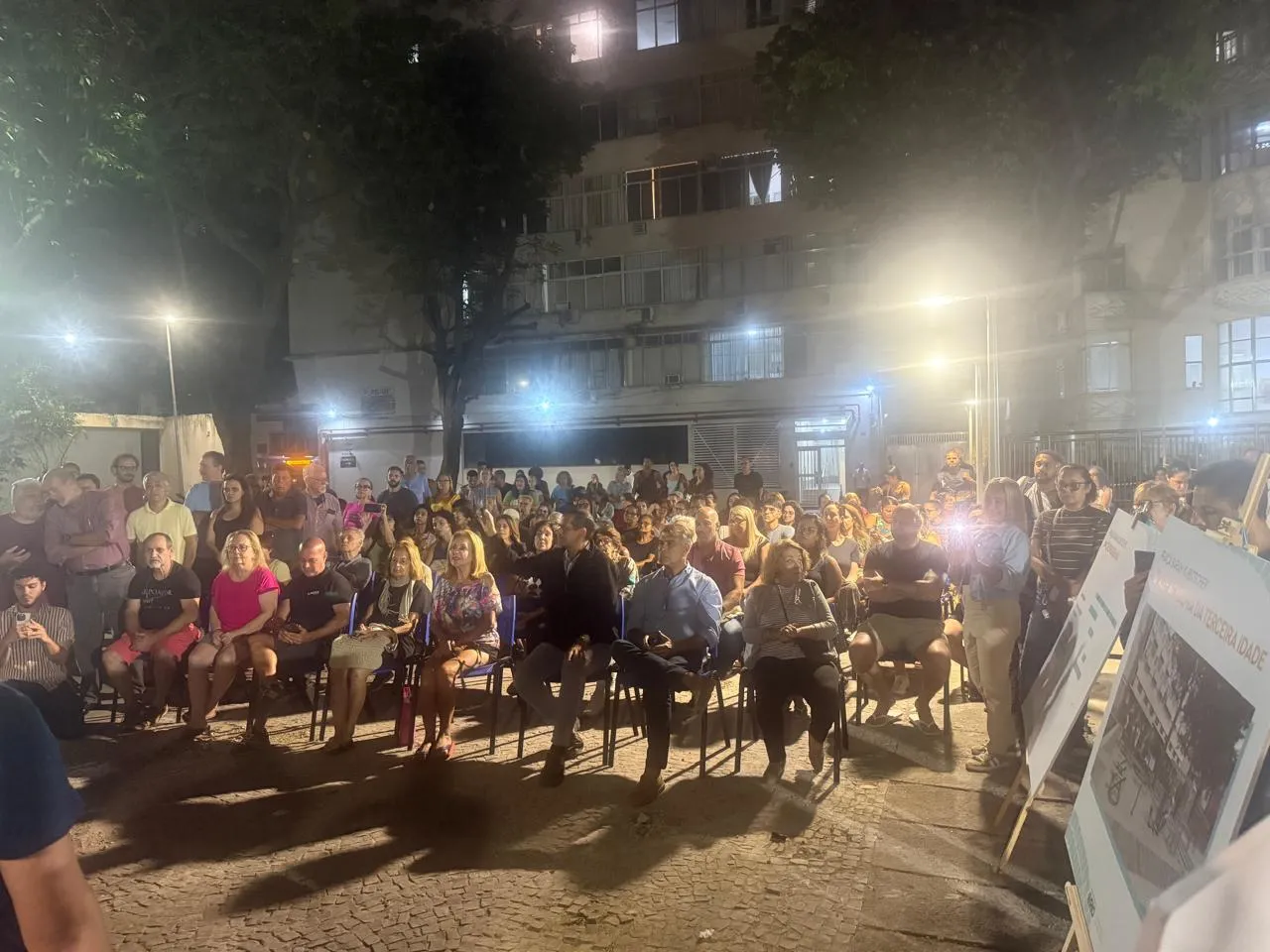 Praça Sarah Kubitschek Copacabana revitalizada com novos equipamentos de lazer e acessibilidade