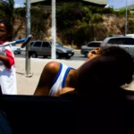 Grupo de adolescentes em Juiz de Fora recebendo bolsa e apoio social