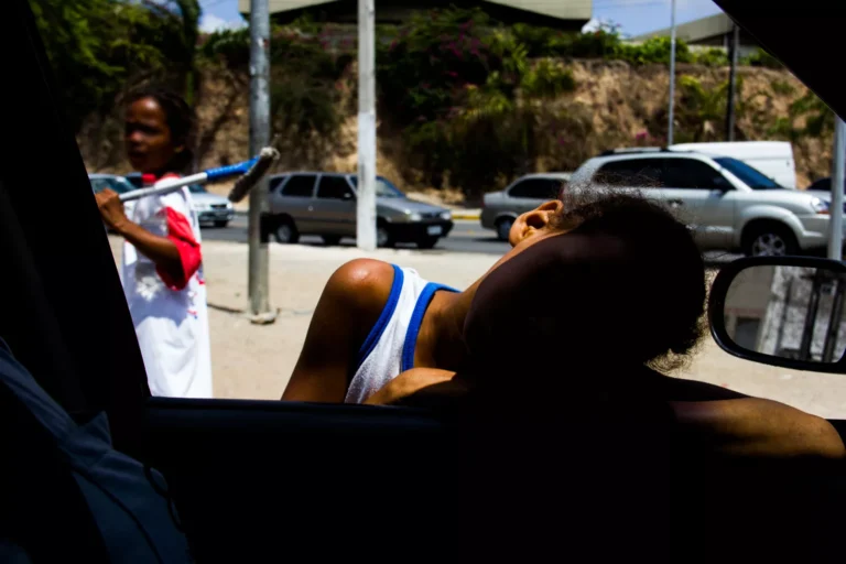 Grupo de adolescentes em Juiz de Fora recebendo bolsa e apoio social