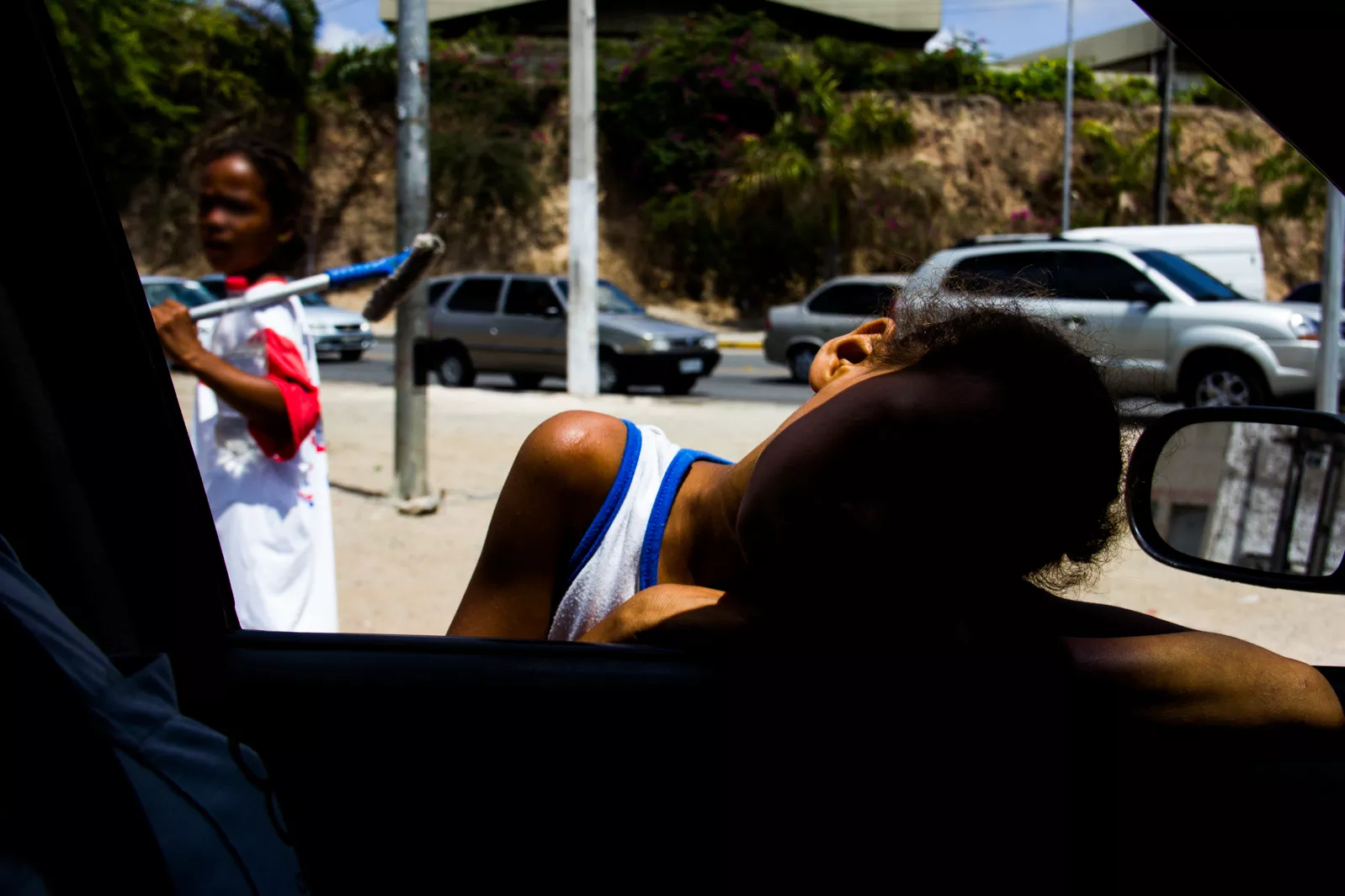 Grupo de adolescentes em Juiz de Fora recebendo bolsa e apoio social